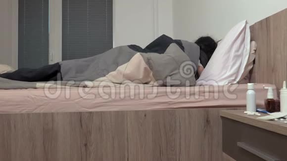 生病的女人睡在床上视频的预览图
