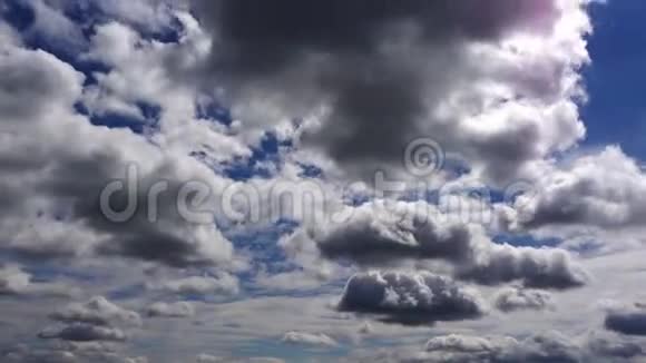 惊人的深蓝云背景视频的预览图