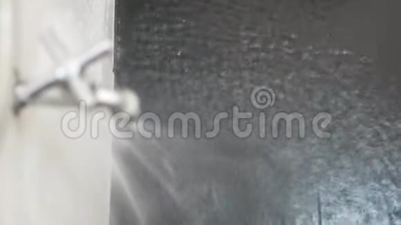 关闭底部漏水的水龙头因为高压水把它弄裂了视频的预览图
