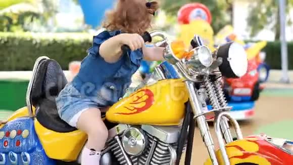 不满和悲伤的女孩子在公园里骑电动摩托车娱乐视频的预览图