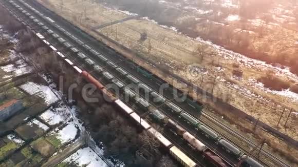 从高处看长集装箱货运列车在全国各地运输货物视频的预览图
