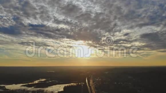 美国加拿大日落时典型建筑物和道路的鸟瞰图视频的预览图