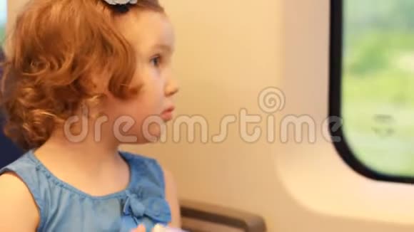伤心的小女孩坐火车旅行表达不满和怨恨的情绪视频的预览图