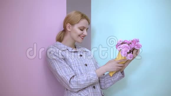 女人和鲜花白种人女孩带着花束穿着鲜花摆姿势的时尚模特视频的预览图