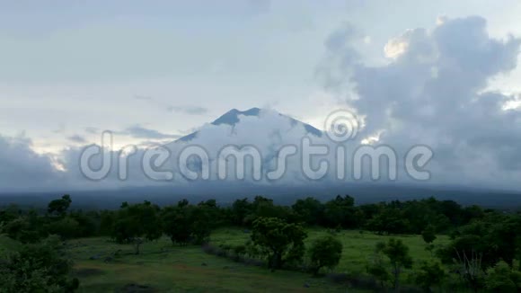 火山上的云视频的预览图