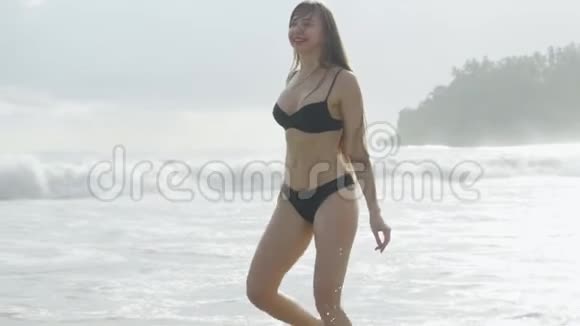 美丽的运动女孩在斯丽兰卡海滩上穿着泳装海洋视频的预览图