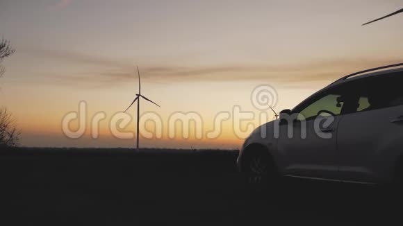 日落时风力发电站的背景视频的预览图