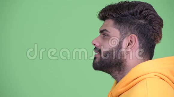 特写照片照片上年轻体重超重留胡子笑容满面的印度男子视频的预览图