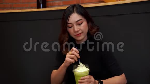 在咖啡馆喝绿茶的女人视频的预览图