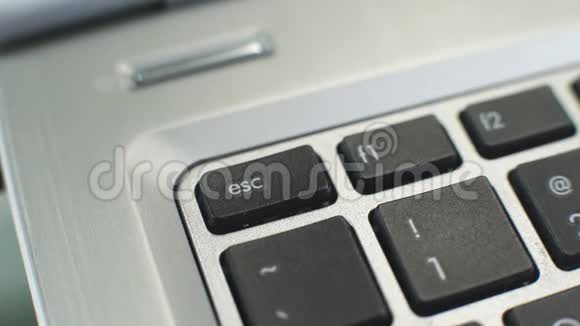 女性手按ESC按钮生成逃逸字符PC停止标志视频的预览图