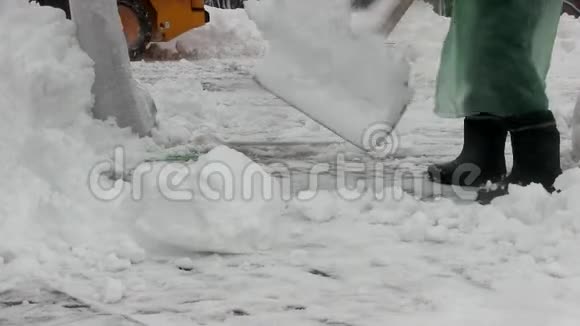 有人用铲子清理后院的积雪视频的预览图