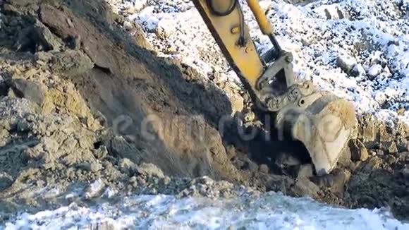 更多的建筑斗式挖掘机特写抬高地面建设理念视频的预览图