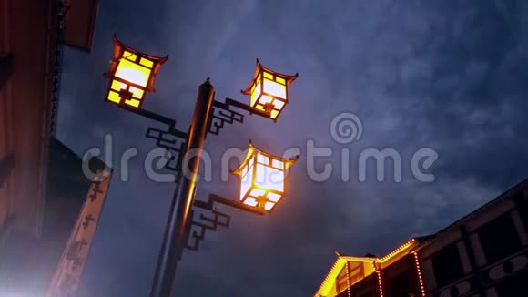武陵源街道上的灯柱视频的预览图