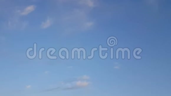 Cappadocia热气球在白天休息时高高地在天空中视频的预览图