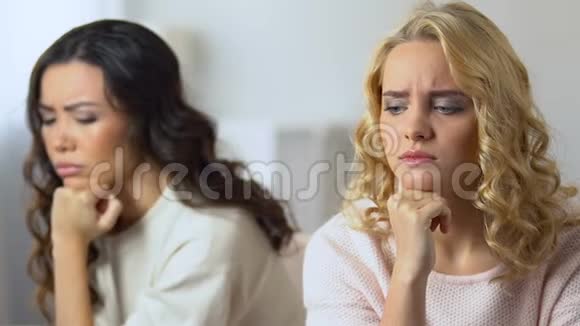 两个被冒犯的女性朋友分开坐着因为争吵友谊而烦恼视频的预览图