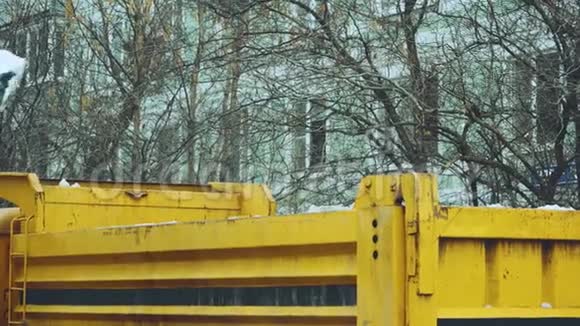 大桶装雪的拖拉机视频的预览图