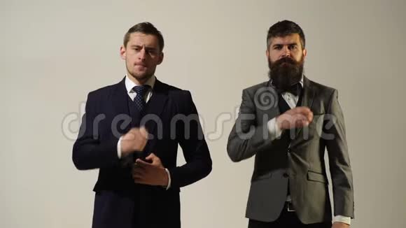 两个穿着服装的男士赠送信用卡无现金付款商业人士视频的预览图