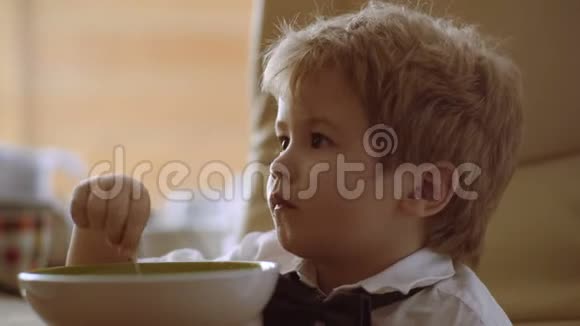 宝宝吃宝宝吃小家伙在喝粥有趣的孩子吃牛奶粥视频的预览图