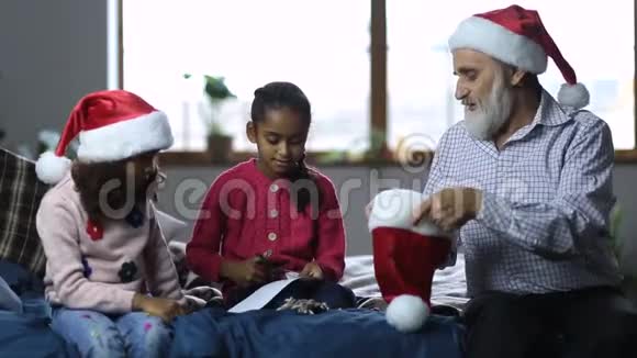家人准备在圣诞节玩神秘圣诞老人视频的预览图
