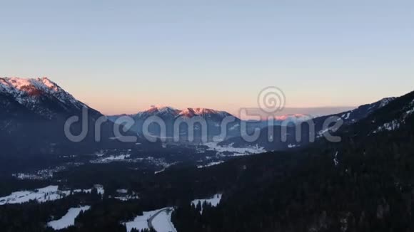 傍晚埃布西湖附近山脉的空中镜头4k视频的预览图
