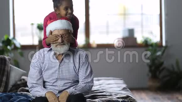 可爱的小女孩送圣诞礼物给爷爷视频的预览图