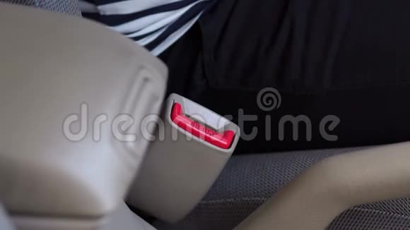 商务女性手在车上系安全带视频的预览图
