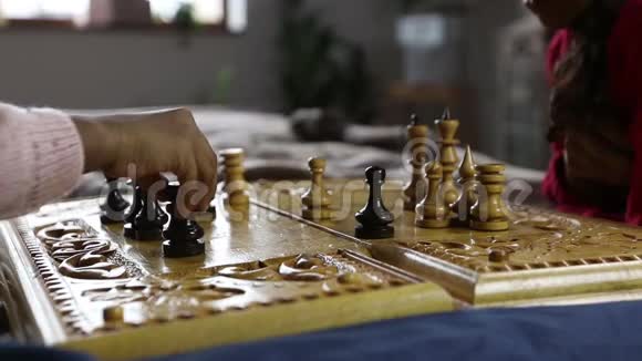 国际象棋游戏玩家使黑车移动视频的预览图