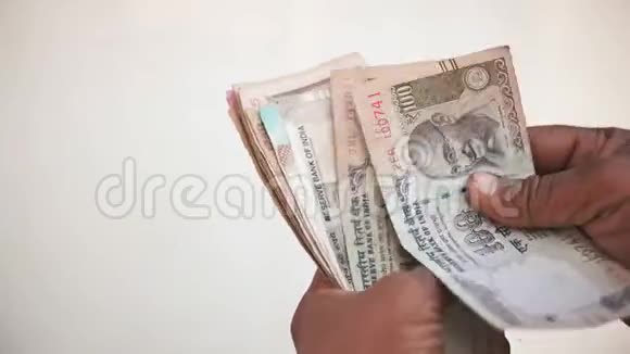 人背印度卢比的钱视频的预览图