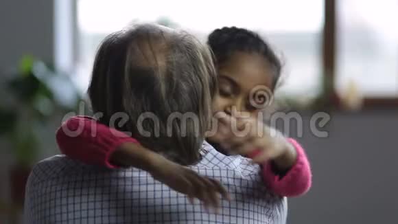 可爱的小女孩拥抱她的祖父视频的预览图