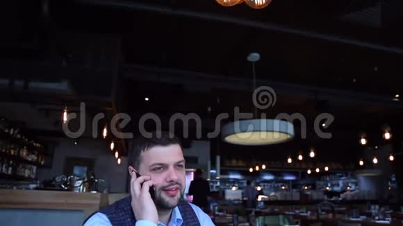 一个人在咖啡店里用手提电脑说话视频的预览图