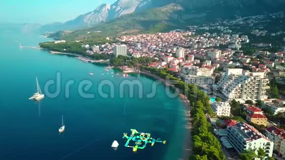 欧洲克罗地亚马卡斯卡海滩上有绿松石和绿松石水视频的预览图