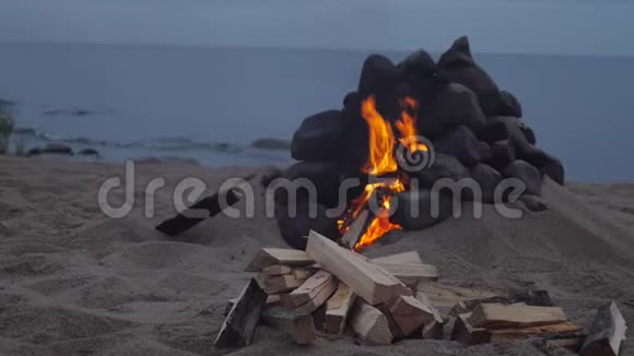 海滩上的壁炉视频的预览图