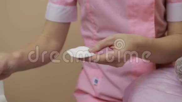 美容师用补品滋润棉垫视频的预览图