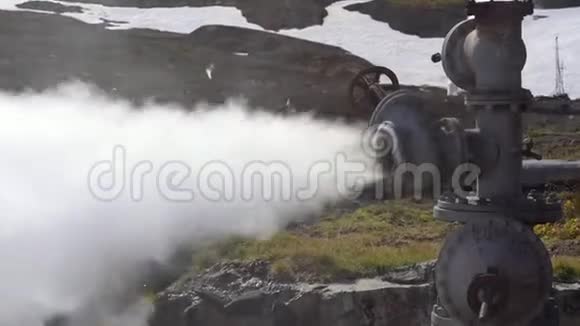 从地质井看天然热矿水蒸汽排放视频的预览图