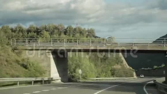 巴加西班牙汽车在美丽的沥青高速公路高速公路E9高速公路C16高速公路上行驶视频的预览图