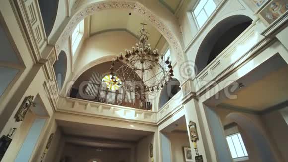 天主教堂的内部录像正在播放视频的预览图