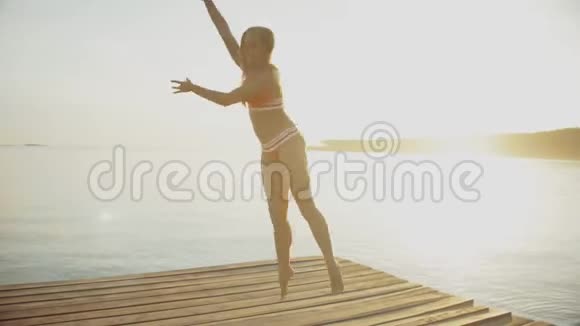 美丽的女人穿着比基尼在热带海滩暑假的一天旋转着女孩玩舞蹈旋转和笑声视频的预览图