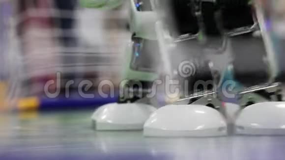 智能仿人机器人脚舞的特写视频的预览图