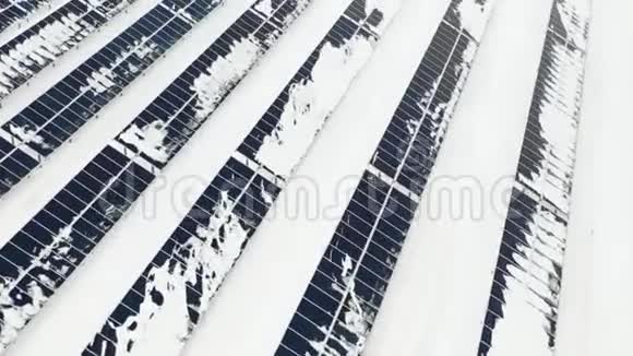在飓风过后的冬天飞越农场太阳能电池板雪下的木板视频的预览图