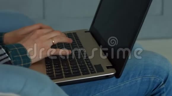 女性在家里用手在笔记本电脑键盘上打字视频的预览图