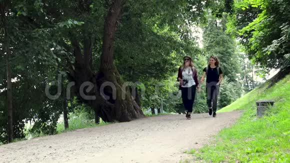 两个带背包的女游客正在散步视频的预览图