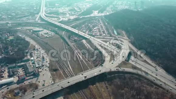 城市的困难道路交叉口城市的桥梁和桥梁视频的预览图