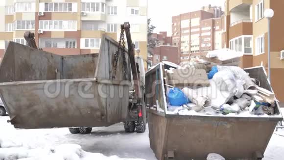 垃圾车在院子里把垃圾和垃圾拿出来视频的预览图
