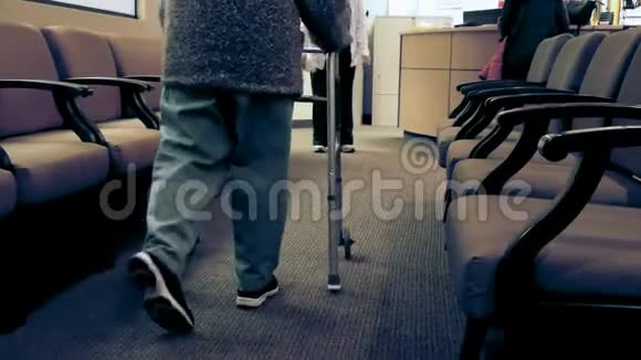 老年妇女在走向护士时使用步行器视频的预览图