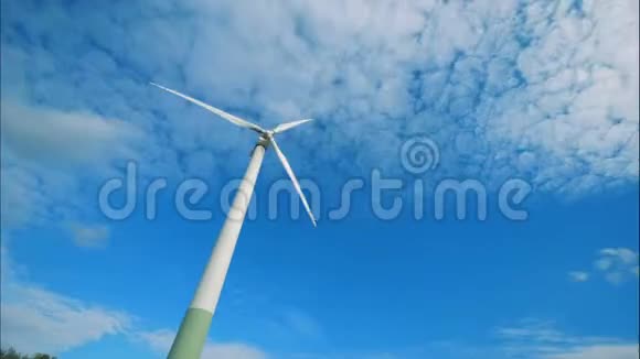一台风力涡轮机在室外工作时旋转绿色能源概念视频的预览图