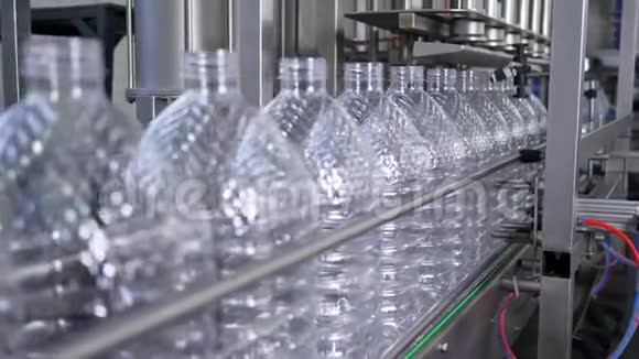 水厂在工厂将纯泉水装瓶成塑料瓶视频的预览图