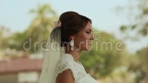 新娘去露天露台在菲律宾海滩举行婚礼视频的预览图