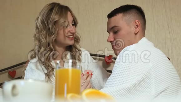 年轻情侣床上浪漫早餐视频的预览图