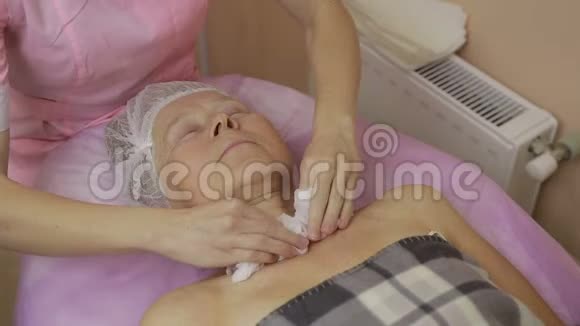 美丽的老年妇女洗脸视频的预览图