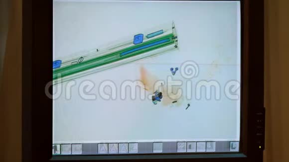 机场X光扫描仪屏幕上扫描的行李视频的预览图